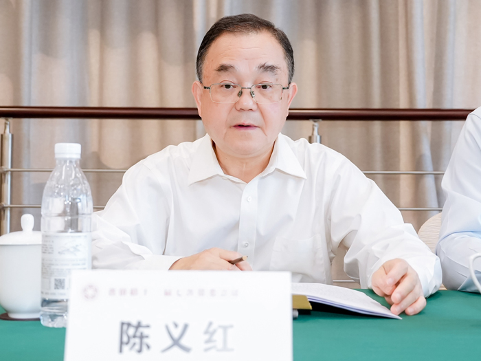 武漢鴻鐳激光董事長，省僑聯(lián)副主席陳義紅